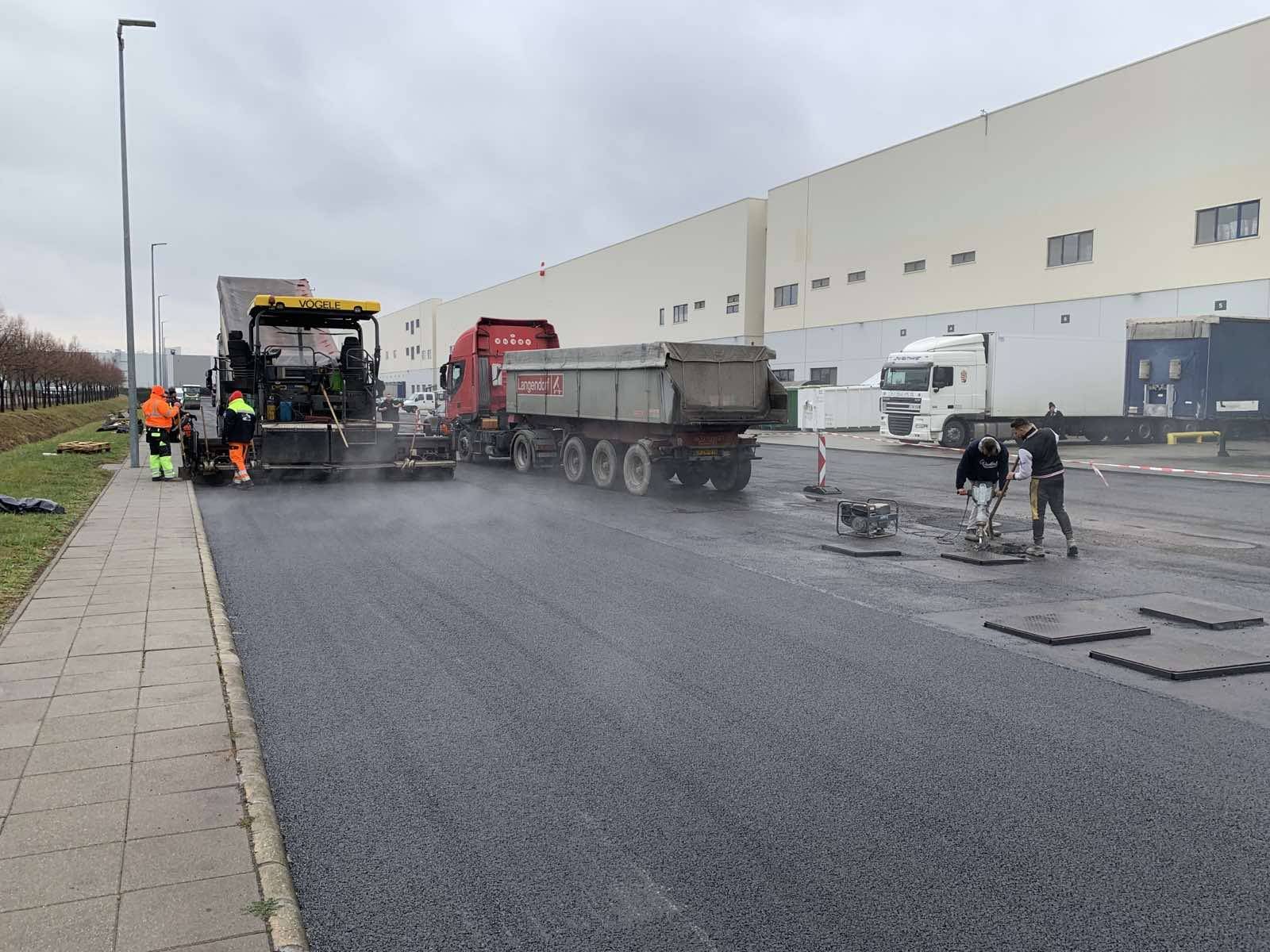 Aszfaltozás, Térkövezés, Útépítés, Közmű építés, Mélyépítés, Betonozás, Szegélyezés, Földmunka, Budapest, Dunakeszi, Fót, Göd, Vác, Veresegyház, Szentendre, Budakalász, Munkagép, Aszfalt, Beton