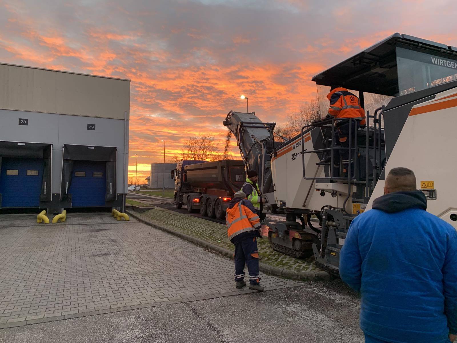 Aszfaltozás, Térkövezés, Útépítés, Közmű építés, Mélyépítés, Betonozás, Szegélyezés, Földmunka, Budapest, Dunakeszi, Fót, Göd, Vác, Veresegyház, Szentendre, Budakalász, Munkagép, Aszfalt, Beton