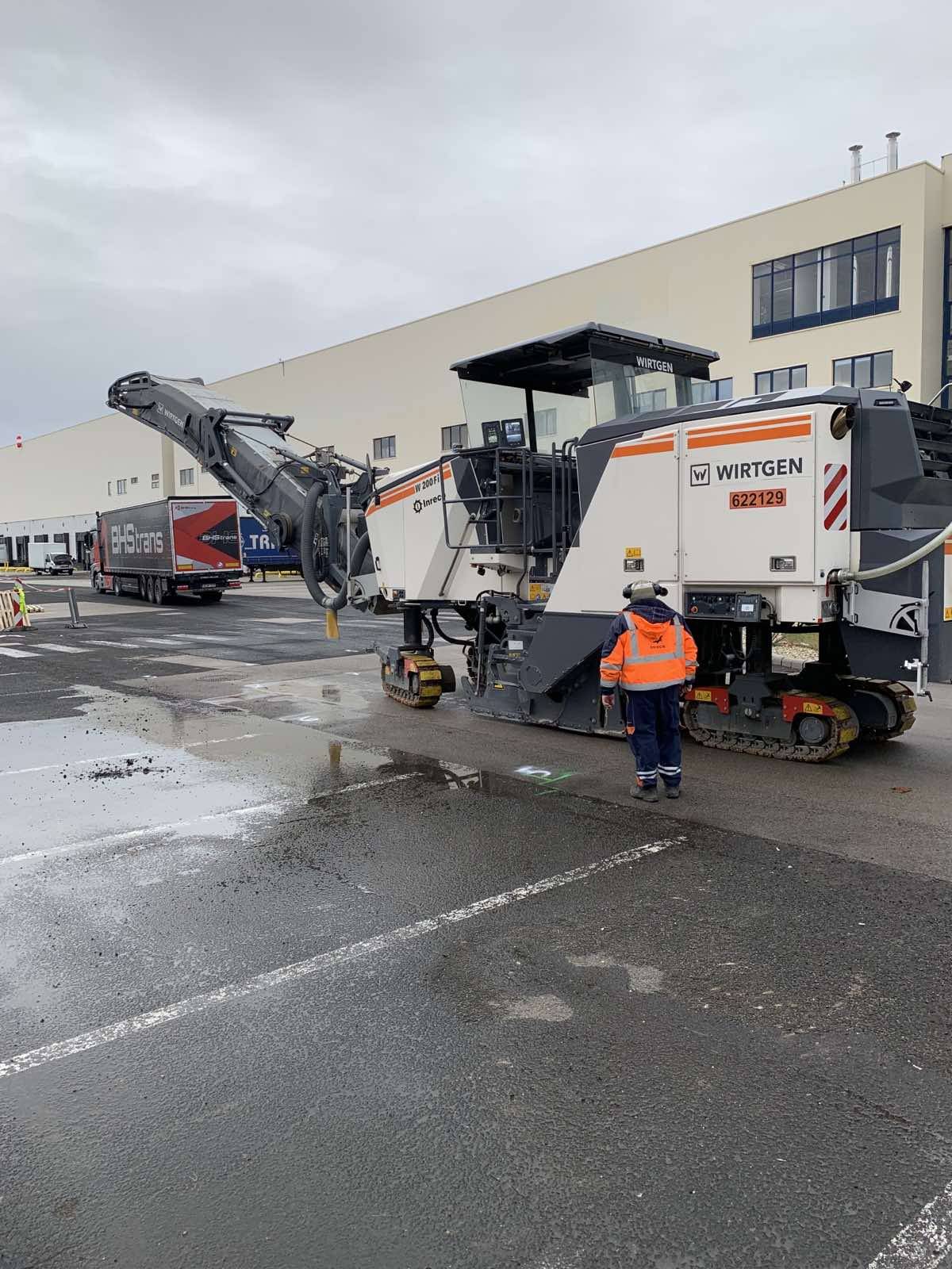 Aszfaltozás, Térkövezés, Útépítés, Közmű építés, Mélyépítés, Betonozás, Szegélyezés, Földmunka, Budapest, Dunakeszi, Fót, Göd, Vác, Veresegyház, Szentendre, Budakalász, Munkagép, Aszfalt, Beton