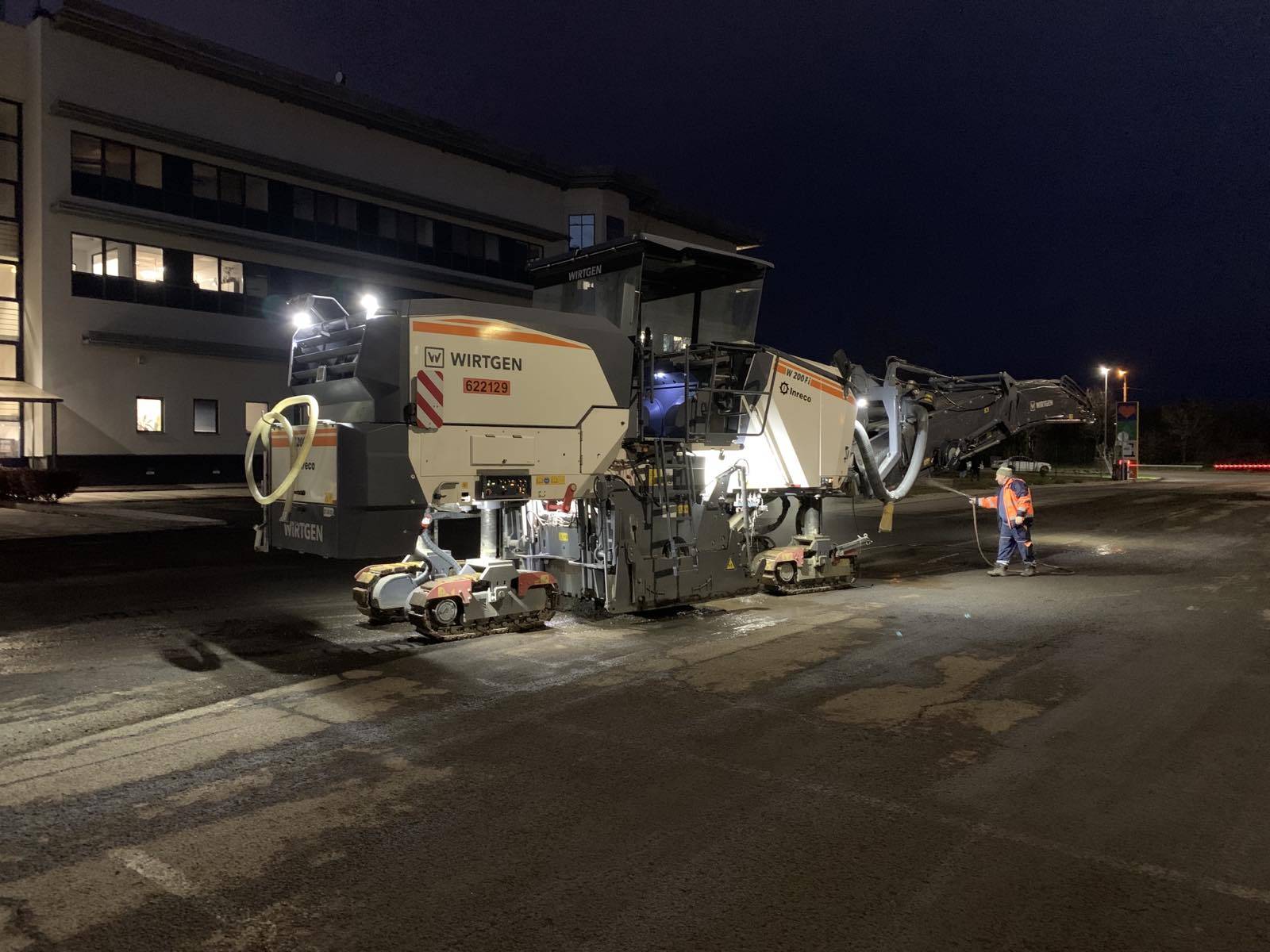 Aszfaltozás, Térkövezés, Útépítés, Közmű építés, Mélyépítés, Betonozás, Szegélyezés, Földmunka, Budapest, Dunakeszi, Fót, Göd, Vác, Veresegyház, Szentendre, Budakalász, Munkagép, Aszfalt, Beton