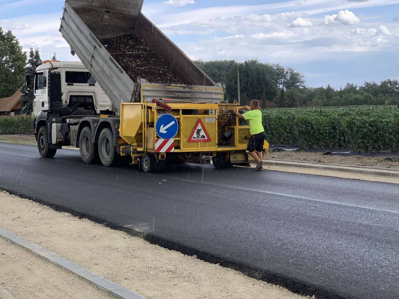 Aszfaltozás, Térkövezés, Útépítés, Közmű építés, Mélyépítés, Betonozás, Szegélyezés, Földmunka, Budapest, Dunakeszi, Fót, Göd, Vác, Veresegyház, Szentendre, Budakalász, Munkagép, Aszfalt, Beton