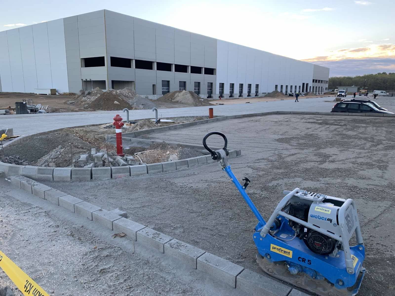 Aszfaltozás, Térkövezés, Útépítés, Közmű építés, Mélyépítés, Betonozás, Szegélyezés, Földmunka, Budapest, Dunakeszi, Fót, Göd, Vác, Veresegyház, Szentendre, Budakalász, Munkagép, Aszfalt, Beton