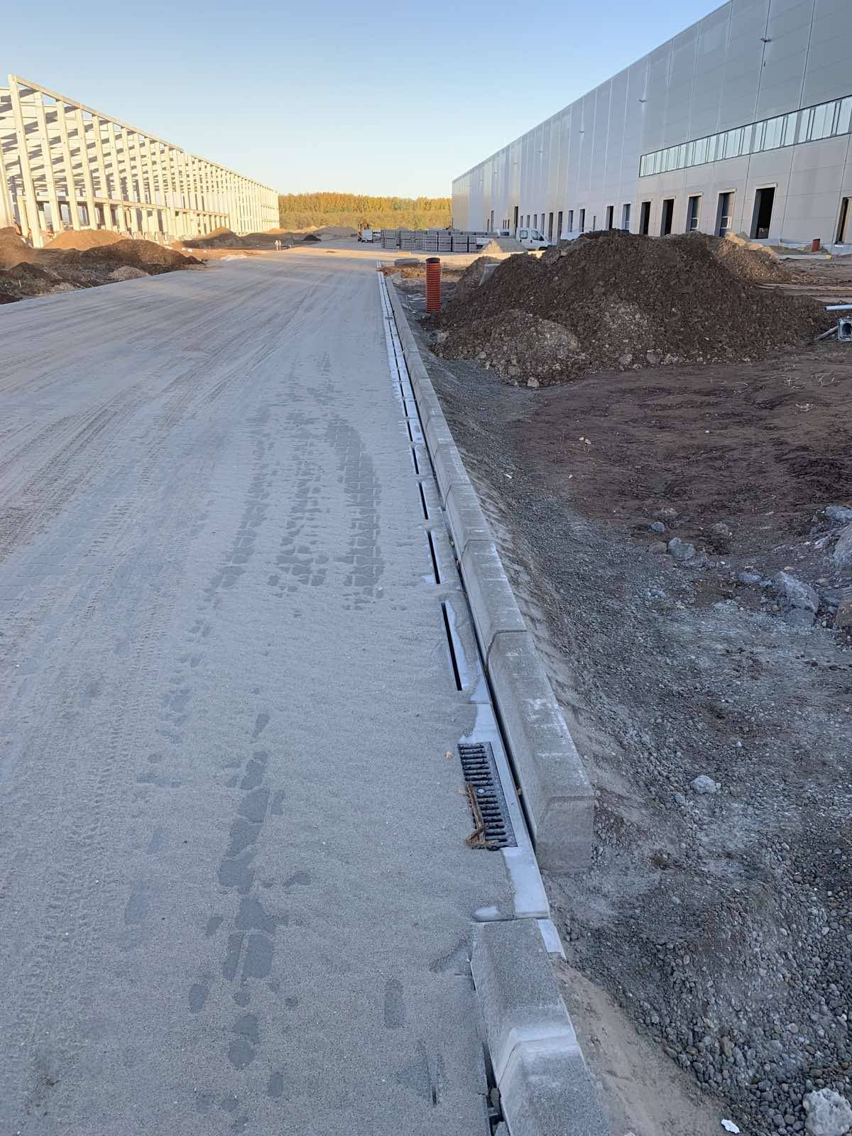 Aszfaltozás, Térkövezés, Útépítés, Közmű építés, Mélyépítés, Betonozás, Szegélyezés, Földmunka, Budapest, Dunakeszi, Fót, Göd, Vác, Veresegyház, Szentendre, Budakalász, Munkagép, Aszfalt, Beton